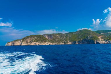 Kayalık Adası ve deniz su kıyısında