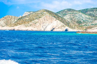 kayalık sahil ve deniz suyu