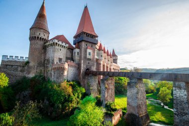 Eski Corvinesti Kalesi gün batımı, Romanya.