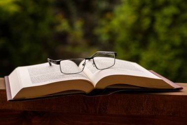 gözlük ile açık kitap
