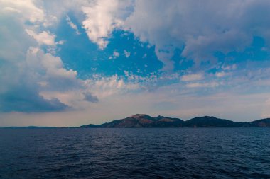 Kayalık kayalıklı Seascape, Yunanistan.