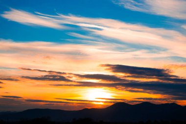 turuncu günbatımı gökyüzü bulutlu ve kırsal manzara hills ile akşam 
