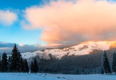 günbatımı gökyüzü bulutlar ve kar ile kaplı dağ manzarası 