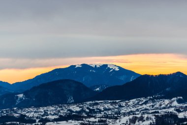 kar kaplı dağlar kış ve günbatımı gökyüzü 