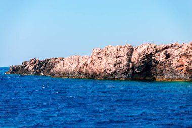 kayalık sahil ve deniz suyu