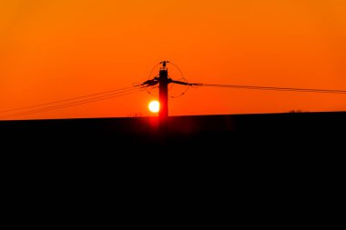 görkemli turuncu günbatımı gökyüzü ve evin çatı yapısı 