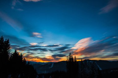 dağlarda, Karpat Dağları'nda kış günbatımı güzel günbatımı gökyüzü  