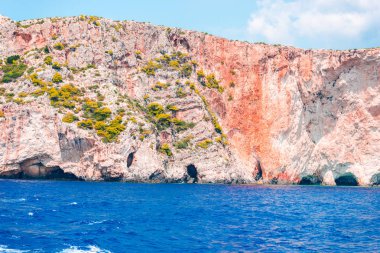 Cliff kıyı ve mavi deniz suyu 