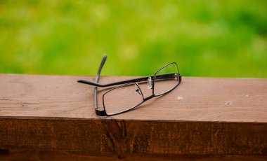 Ahşap bankta gözlük