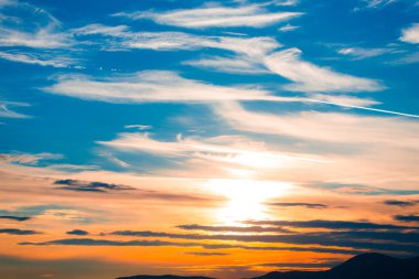 turuncu günbatımı gökyüzü bulutlu ve kırsal manzara hills ile akşam 