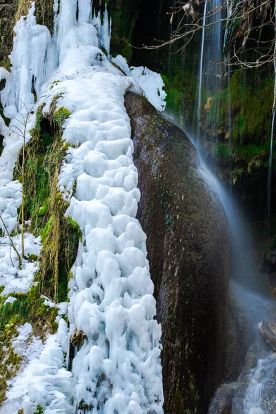 Fagyasztott Vízesés Téli Szezonban Jégcsapok — Stock Fotó