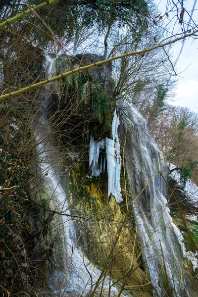 Schmelzen Gefrorener Wasserfall Frühling Und Eiszapfen — Stockfoto
