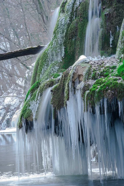 Tempo Primavera Derretendo Cachoeira Congelada Grama Musgo Montanha Rochosa Fluxo — Fotografia de Stock