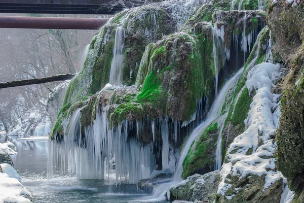 Schmelzen Gefrorener Wasserfall Und Moosgras Auf Felsigem Berg Flusslauf — Stockfoto