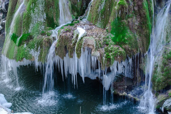 Derretendo Cachoeira Congelada Grama Musgo Montanha Rochosa Fluxo Rio — Fotografia de Stock