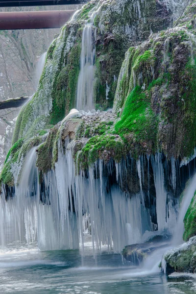 Derretendo Cachoeira Congelada Grama Musgo Montanha Rochosa Fluxo Rio — Fotografia de Stock