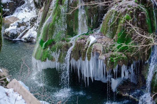 Derretendo Cascata Congelada Água Rio Grama Musgo Montanha Rochosa — Fotografia de Stock