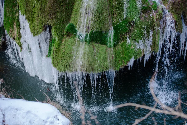 Таяние Замерзшего Водопада Речную Воду Трава Мха Скалистой Горе — стоковое фото