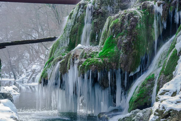 Derretendo Cascata Congelada Água Rio Grama Musgo Montanha Rochosa — Fotografia de Stock