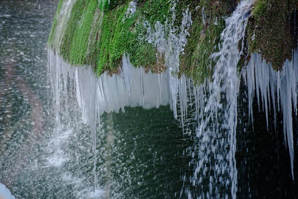 Schmelzen Gefrorener Wasserfall Und Moosgras Auf Felsigem Berg Frühlingszeit — Stockfoto
