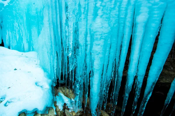 冬のシーズンとつららの凍った滝のクローズ アップ — ストック写真
