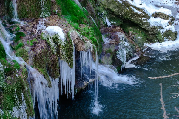 Derretendo Cachoeira Congelada Grama Musgo Montanha Rochosa Tempo Primavera — Fotografia de Stock