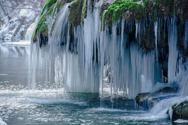 Fonte Cascade Gelée Dans Eau Rivière Herbe Mousse Sur Montagne — Photo