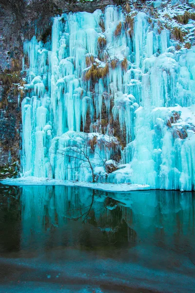 Fondre Cascade Bleue Gelée Eau Lac — Photo