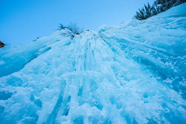 凍った滝とつらら 冬の季節の自然 — ストック写真