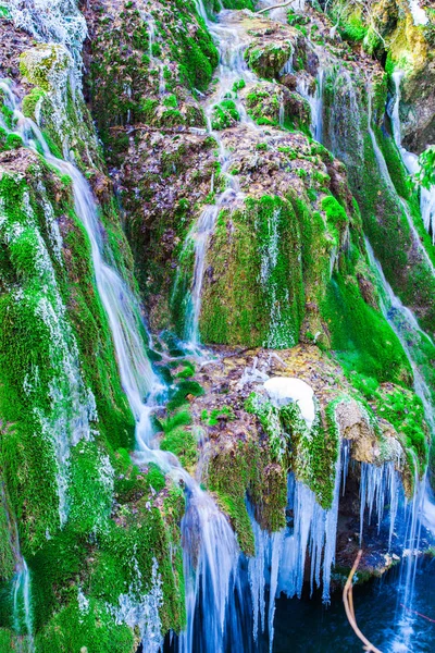 Schmelzender Wasserfall Und Grünes Moos Frühlingszeit — Stockfoto