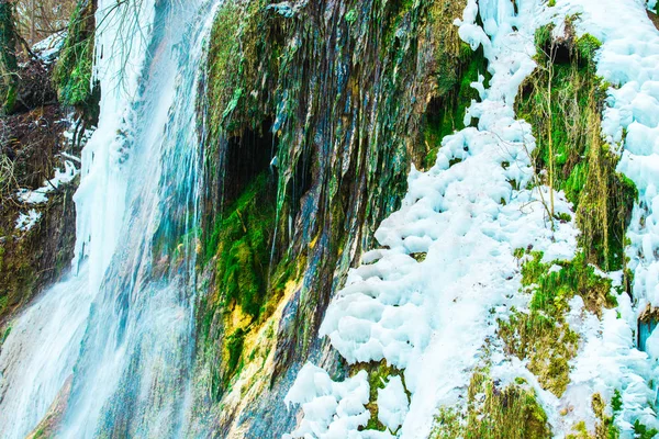 Тающий Водопад Сосульками — стоковое фото