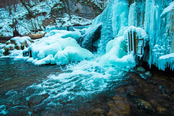 Derretendo Cachoeira Azul Congelada Primavera — Fotografia de Stock