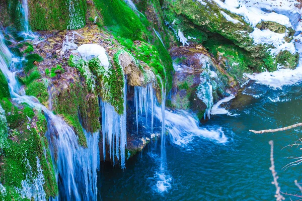 Derretendo Cachoeira Congelada Grama Musgo Montanha Rochosa — Fotografia de Stock