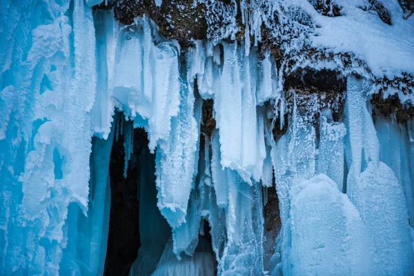 关闭冻结瀑布在冬季和冰柱 — 图库照片