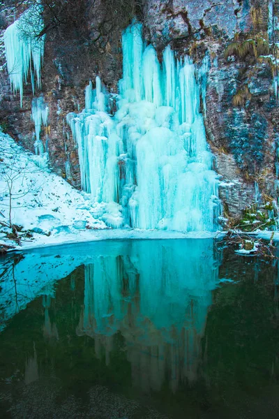 Schmelzen Gefrorenen Blauen Wasserfall Frühling — Stockfoto