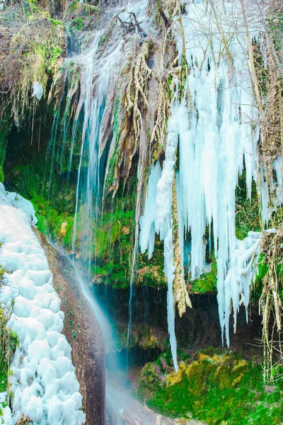 Smeltende Bevroren Waterval Moss Gras Rotsachtige Berg — Stockfoto