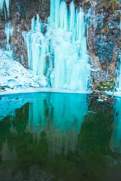 Melting Frozen Waterfall Lake Water — Stock Photo, Image