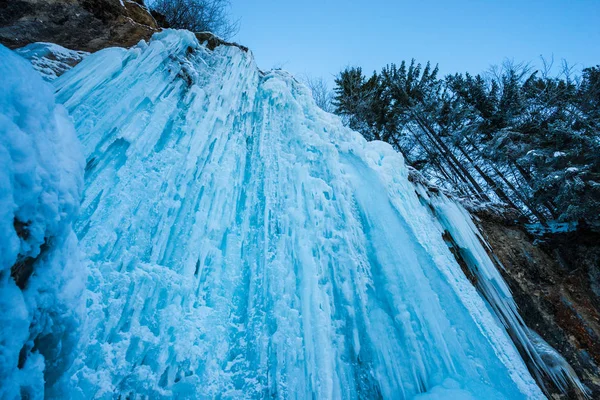 Vacker Natur Frusna Vattenfall Vintersäsongen Och Istappar — Stockfoto