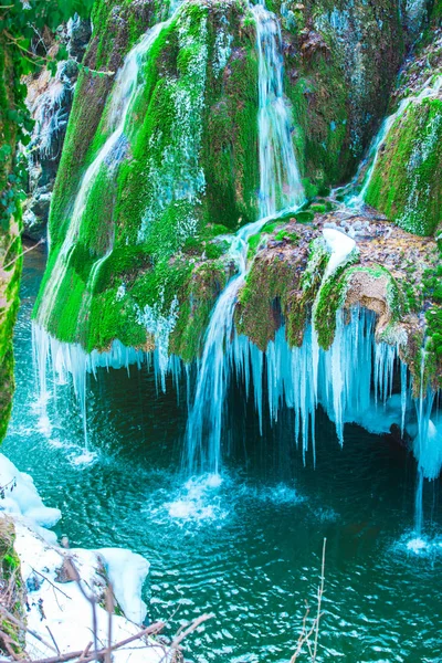 Schmelzender Wasserfall Und Grünes Moos Frühlingszeit — Stockfoto