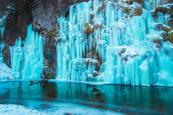 Derretendo Cachoeira Congelada Água Lago — Fotografia de Stock