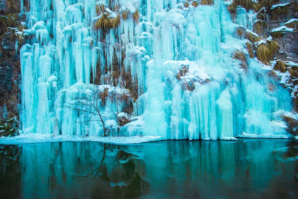 Melting Frozen Waterfall Lake Water — Stock Photo, Image