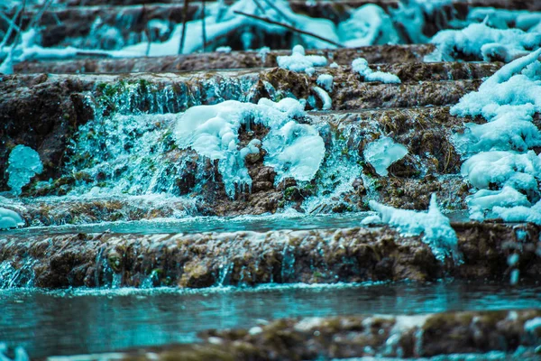 湖の水の凍った滝を溶融 — ストック写真