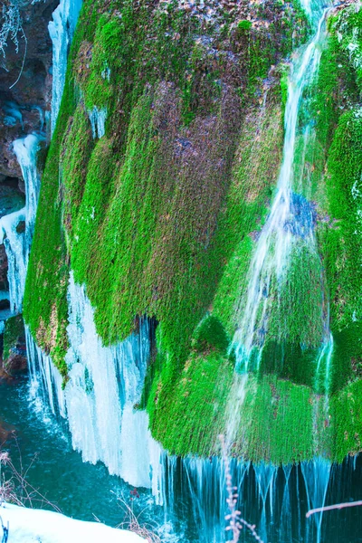 Acantilado Rocoso Con Cascada Fusión Con Hierba Musgo Verde Carámbanos — Foto de Stock