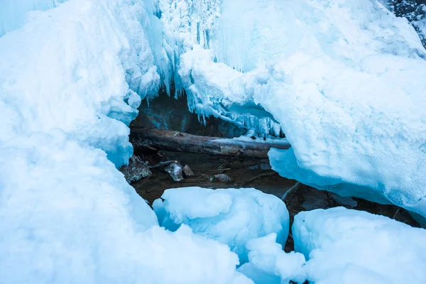 강물과 냉동된 얼음의 프레임 이미지 — 스톡 사진