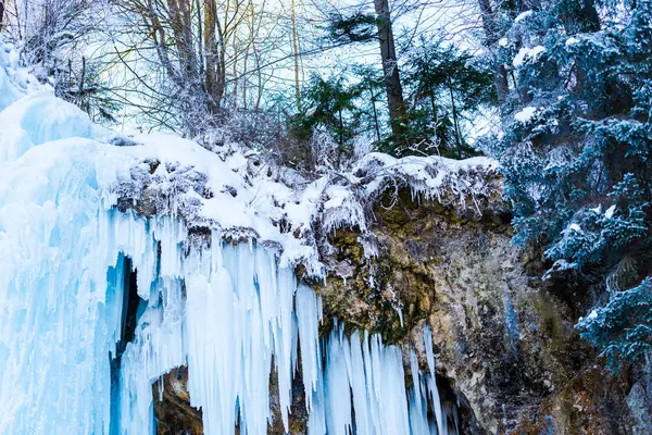 冬天的瀑布 冰冻的冰柱 — 图库照片