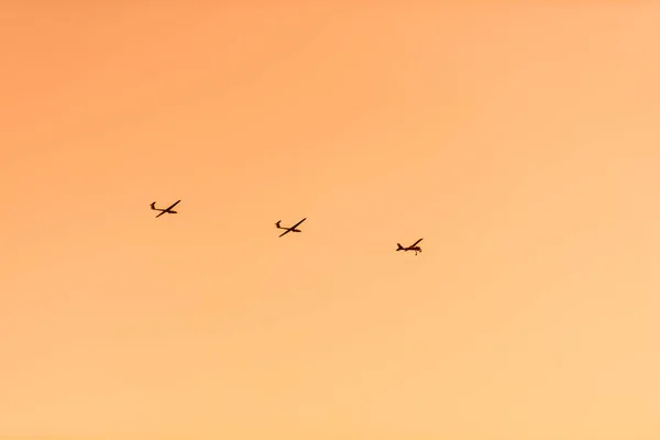 Aviones Volando Fondo Cielo Naranja — Foto de Stock