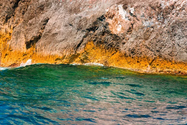 岩石海岸线和干净的海水 — 图库照片