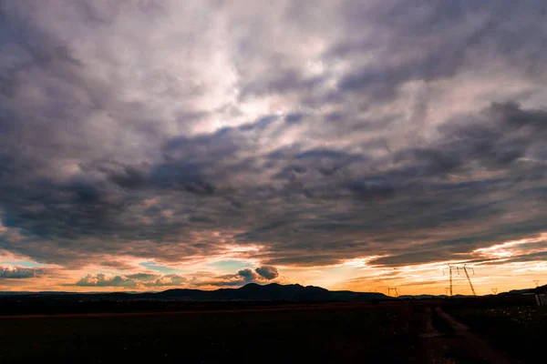 Zachód Słońca Niebo Chmur Nad Polem Łąka Krajobraz Wzgórz — Zdjęcie stockowe
