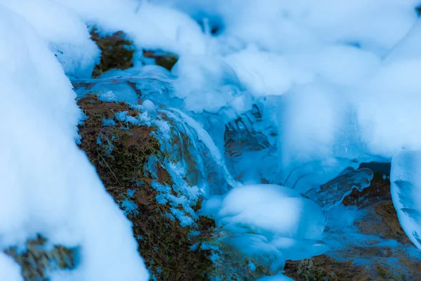 Kış Sezonu Donmuş Buz Sarkıtları Yüzey Yakın Çekim — Stok fotoğraf