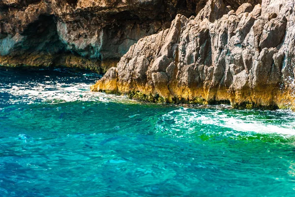 Isla Paradisíaca Con Costa Rocosa Cueva Agua Mar Limpia —  Fotos de Stock